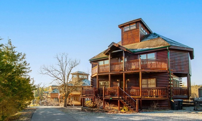 Sevierville House | Galaxy Splash: Hot Tub, Pool, Theater, & MTN Views