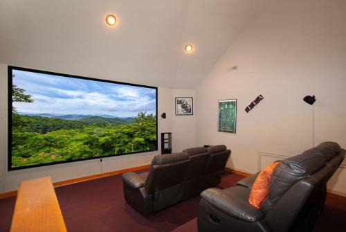 Sevierville House | Galaxy Splash Hot Tub Pool Theater and MTN Views