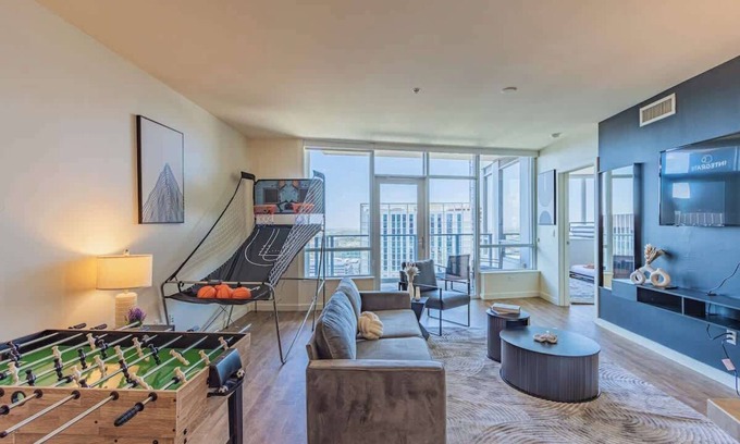 Downtown Phoenix Apartment | Game Day in PHX | Pool,Gym,Parking,Balcony,W/D