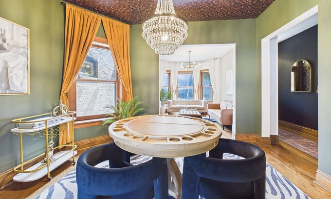 Lakeview Apartment | Game Day Stay Steps to Wrigley + Garage