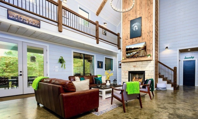 Golden Cabin | Gametastic, Hot Tub, Firepit, Sleeps 16