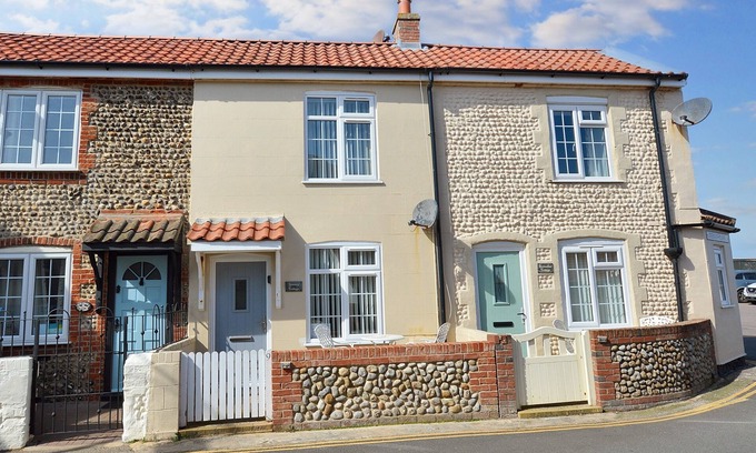 Sheringham Cottage | Gansey Cottage - a cottage that sleeps 3 guests in 2 bedrooms