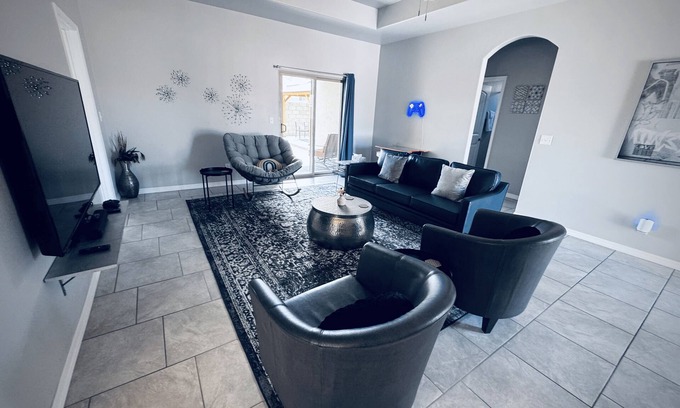 Kingman House | Garage access!