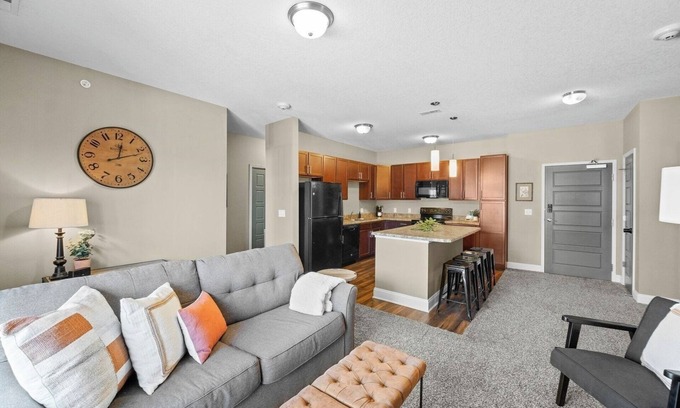 West Des Moines Apartment | Garage Parking | Balcony | Onsite Gym & Tanning