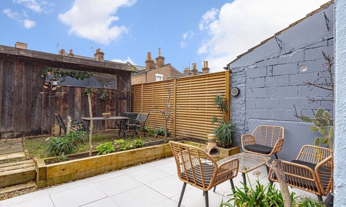 Tottenham Apartment | Garden Flat. Tottenham Hale. 20mins2central London