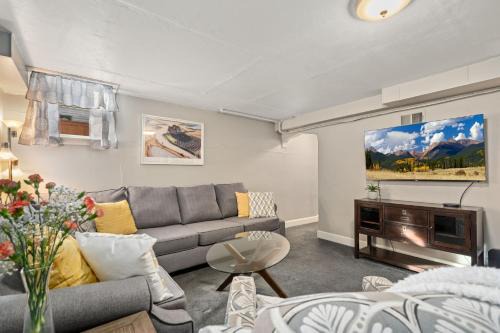 Old Town West Apartment | Garden Level Apt Mtn Ave - 8 min walk to Old Town!