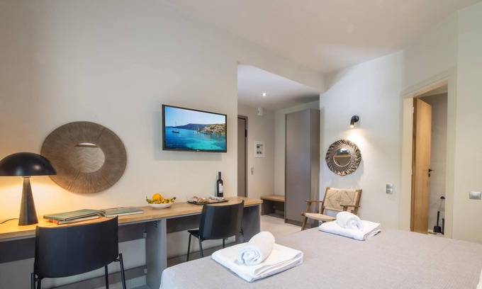 Episkopos House | Garden View Junior Suite