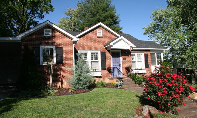 Hyman Heights Historic District Cottage | GASLIGHT COTTAGE - Downtown Hendersonville