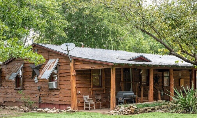 Satin Cabin | Gate House Getaway – Texas Tranquility Awaits