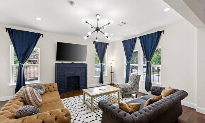 South Central Houston House | Gated 3BR, Sleeps 7 Med Center NRG Downtown