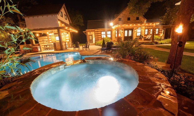 Fredericksburg House | Gated Acreage, 2 Blocks off Main St. Lost Creek Lodge Estate.n9 Bd 9.5 Ba-20 ppl