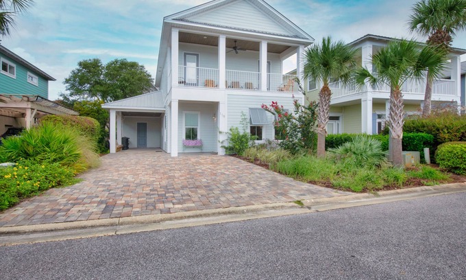 Emerald Waters Village House | Gated Beach Community! Minutes to the BEACH! 4 Bedroom/Sleeps 14!