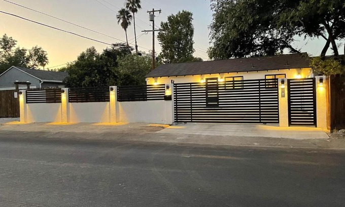 Van Nuys House | Gated private house with own parking Sherman Oaks
