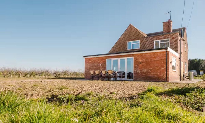 Cropthorne House | Gatekeepers Cottage - 4 Bed Rural Escape