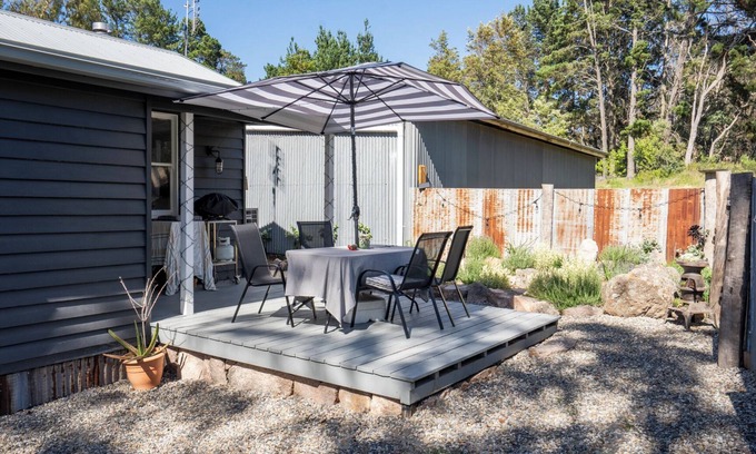 Pozieres Cottage | Gateway to The Granit Belt. Peaceful Pet-Friendly Farm Stay at Donnellys Castle