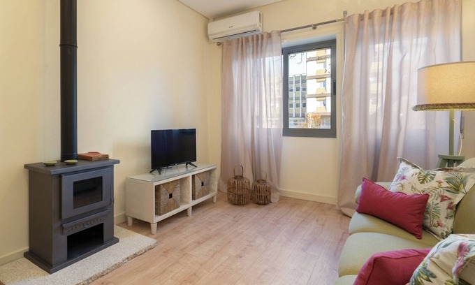 Santa Marinha Apartment | Gaya Avenue 102 - Flat w/Balcony