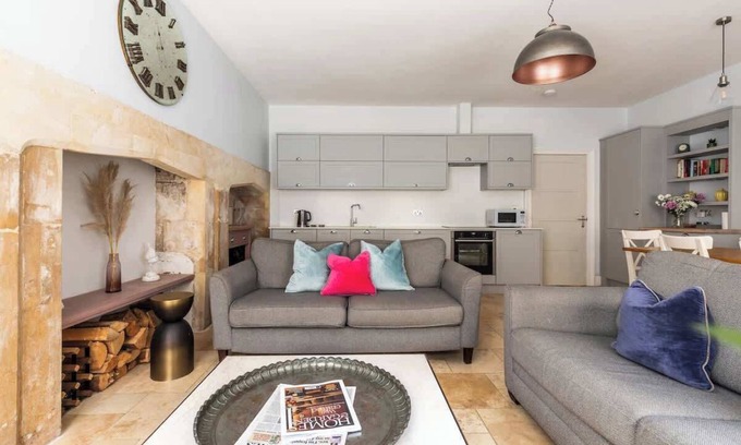 Bath City Centre Apartment | Elegant Georgian Flat in Historic Bath with Garden