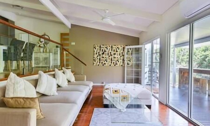 Carrara House | GC98 3BR Family Haven 1.5BA w Parking