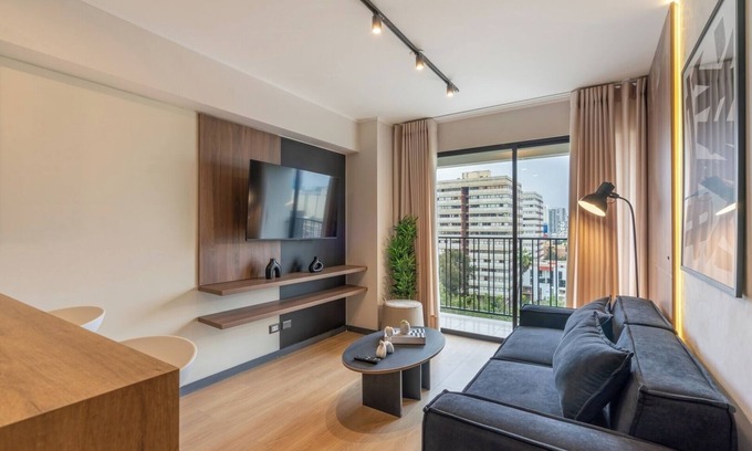 Country Club Apartment | Geko | Blackwood 1BR apt. w/balcony