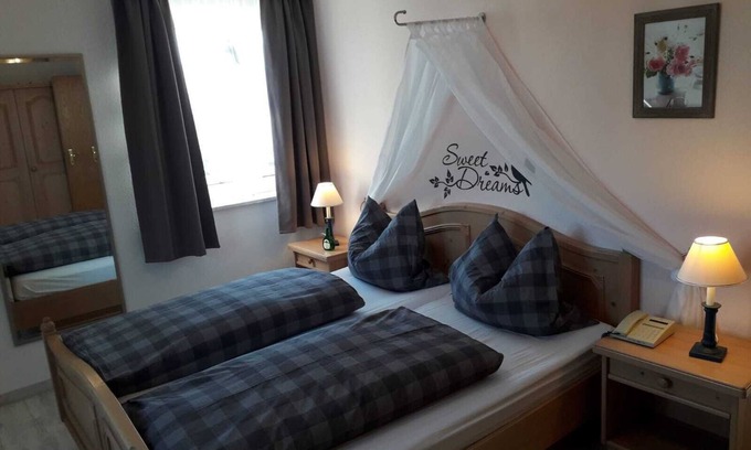 Bad Steben Apartment | Gemütliche 70qm Ferienwohnung mit Balkon, Naturholzmöbelausstattung