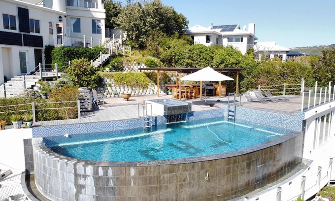 Robberg Beach Villa | Gemini Villa - Solar Powered, Pool & Near Beach
