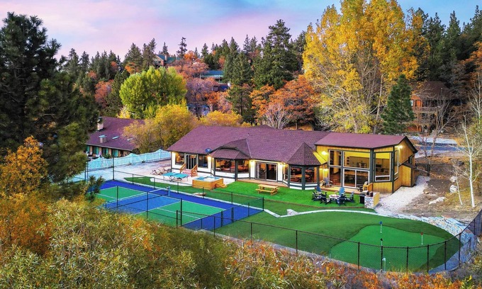 Upper Moonridge Cabin | Geronimo Lodge: Private Pickleball Court!