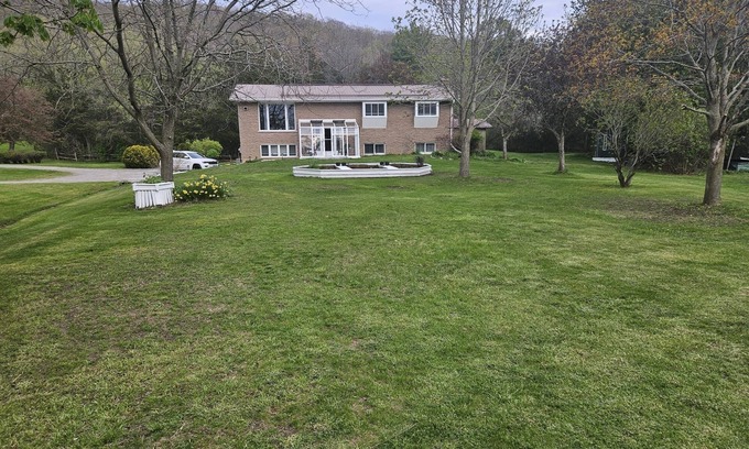 Quinte West House | Getaway from the hustle and bustle from the city to relaxing serenity.