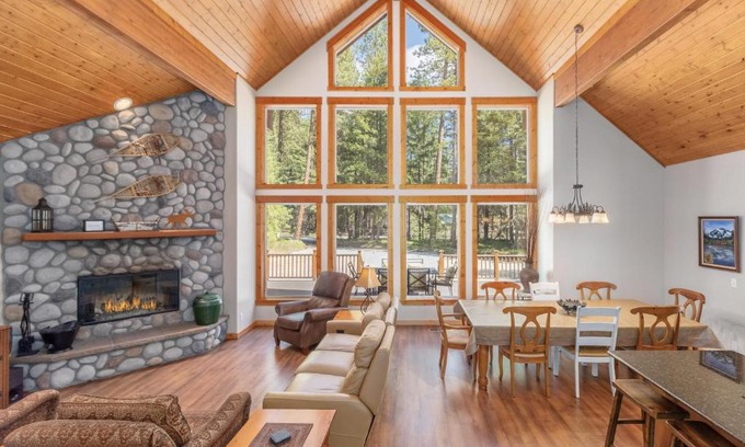 Ardenvoir House | Getaway Moose by NW Comfy Cabins