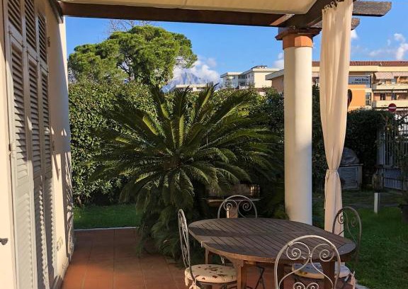 Marina di Carrara Apartment | Giardino della Bassa
