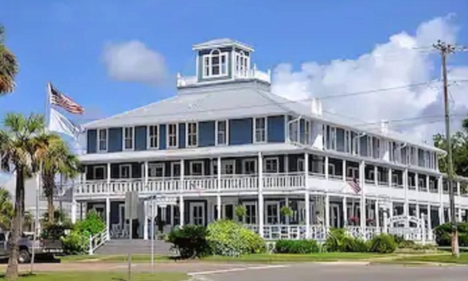 Historic Downtown Apalachicola Hotel | Gibson Inn