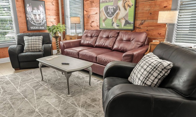 College Station Apartment | GIG'EM: Walk to A&M, Comfy King Bed, Sleeper Sofa
