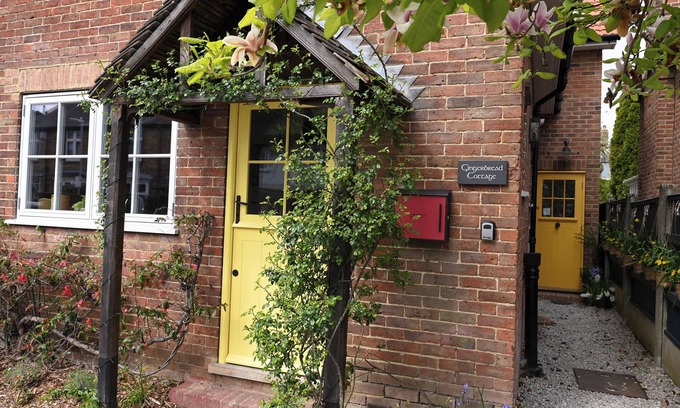 Canterbury Cottage | GINGERBREAD COTTAGE, family friendly, with open fire in Canterbury