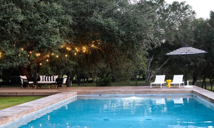 Fayetteville House | Girls’ Fall Getaway | Fire Pit + Scenic Views | Rancho Olivios
