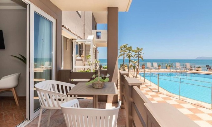 Kato Stalos House | Girogiali beach hotel