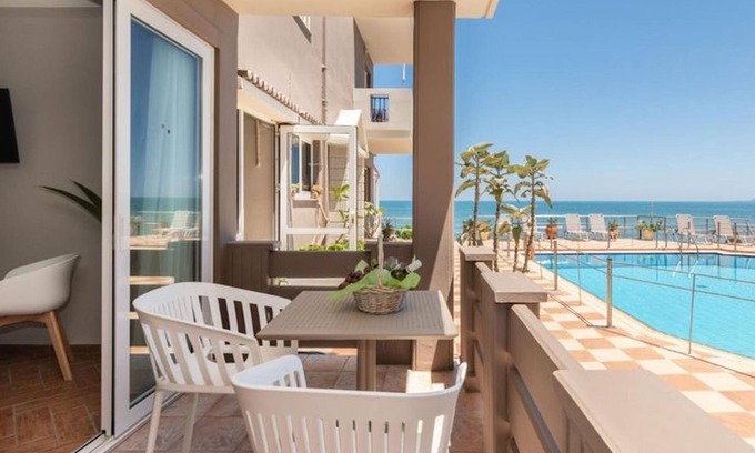 Kato Stalos House | Girogiali beach hotel