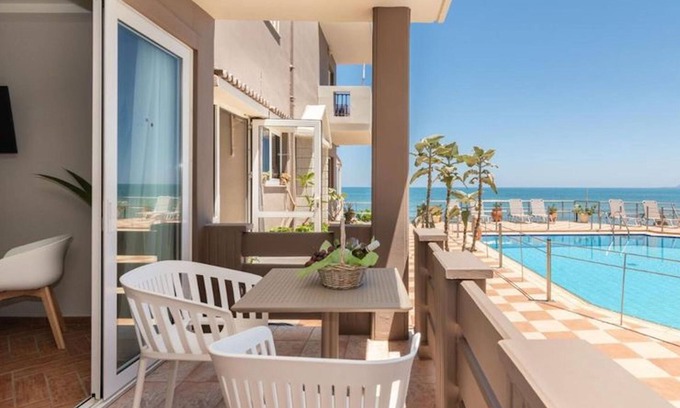 Kato Stalos House | Girogiali beach hotel