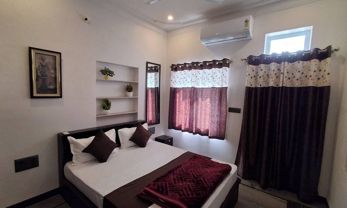 Lake Swaroop Sagar House | Gitanjali Homestay Lakeside Udaipur