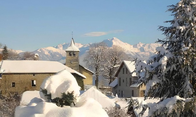 Chapareillan House | Gîte de la luge, at the start of Mont Granier and Chartreuse hikes