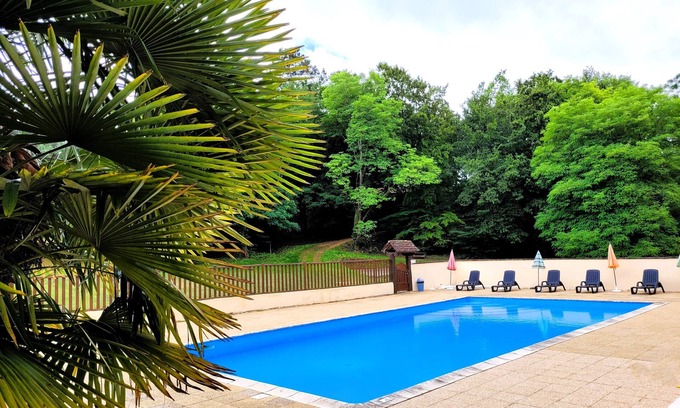 Sarlat-la-Caneda Cottage | Gîte for 5 to 7 people in Sarlat. Shared heated pool, nature, wifi
