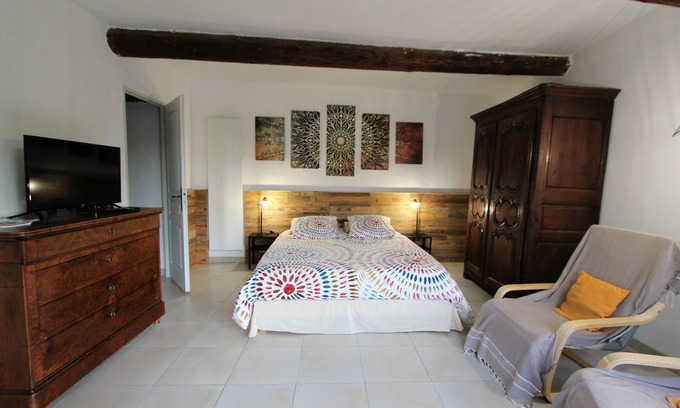 Cabrieres-d'Avignon Apartment | Gite Le Petit Luberon classified 3* in magnificent property in village center