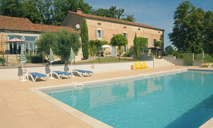 Cahuzac-sur-Vere Apartment | Gite Uranus Entre les Vignes Avec Grande Piscine Dans le Triangle D'or