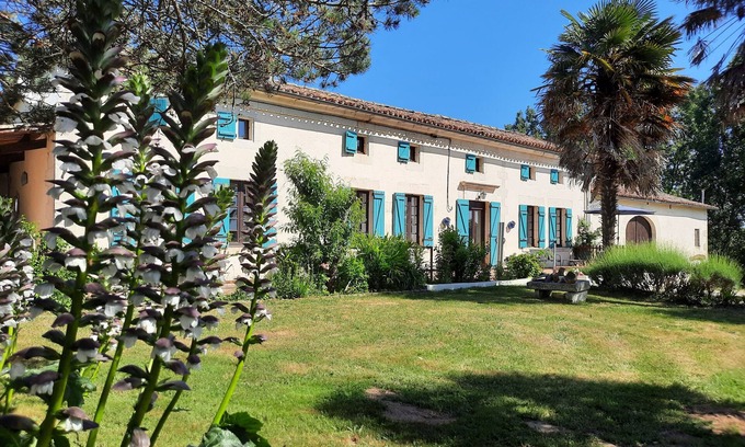 Saint-Vallier Cottage | Gites Champfort. Renovated old Charente farmhouse with heated pool