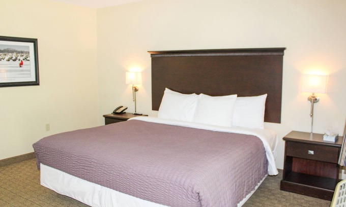 Kelleys Island Hotel | Glacier Suite at Kelley's Island Venture Resort