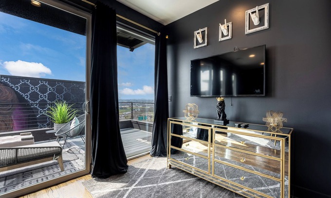 East Bank House | Glamour on the Rocks - Rooftop Deck in East Nash