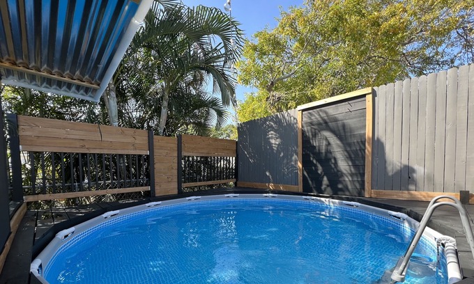 Westgate House | GLAMPER w/Private Pool☀️🌴Near Downtown Wpb, Airport PBI✈️ Tanger Oulets🛍️ Beaches 🌊