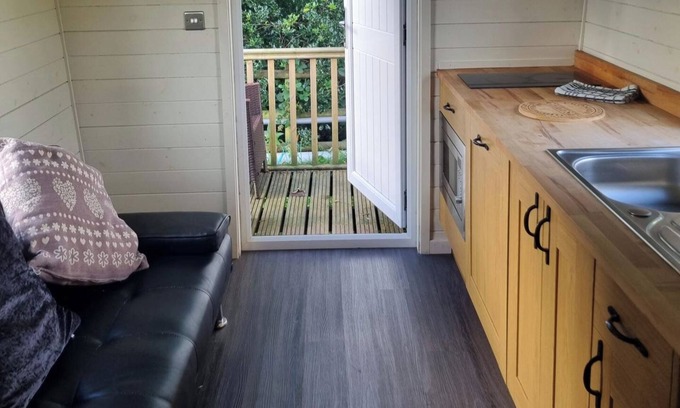 Llanfair Caereinion Cottage | Glamping Hut - Riverview 5