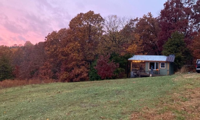 Hartsburg Cabin | Glamping MoonRise Cabin-Serene & Unique off Katy Trail