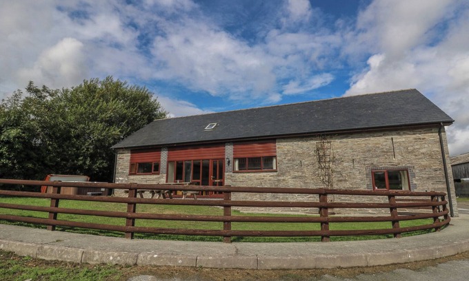 St Harmon Cottage | GLANYRAFON, family friendly, with hot tub in St Harmon