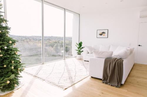 Bonita House | Glass Home with Views, Hot Tub, FREE EV Charging!