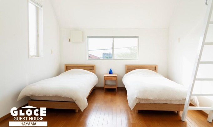 Hayama Apartment | GLOCE葉山サンセットハウスMORITO l バルコニーから葉山の海と町を一望 小型犬玄関と庭のみアクセス可